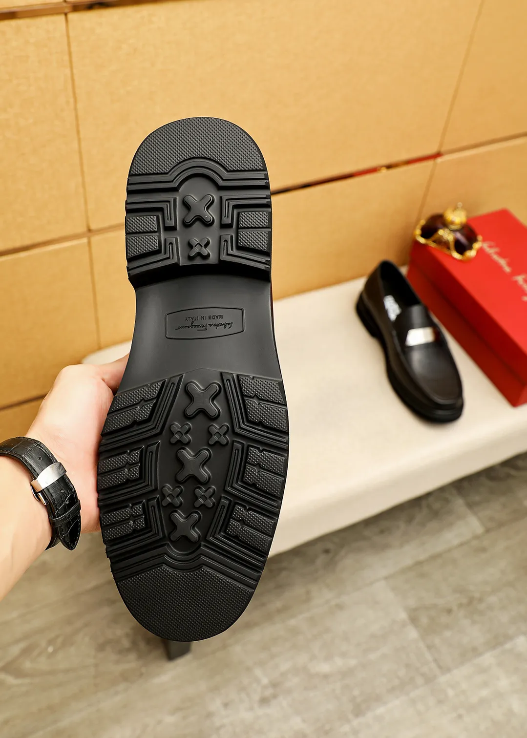 Men's shoes 💰520 💐 Product trademark: Ferragamo "Ferragamo" casual leather shoes Regular size: 38-44 (45.46🉑️customized) Product materials: Selected imported first-layer calfskin upper + original hardware buckle, imported water-dyed cow leather lining. Strong three-dimensional visual effect, original outsole color: 1⃣️color optional